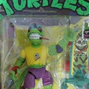 TMNT MONDO GECKO with Skateboard.